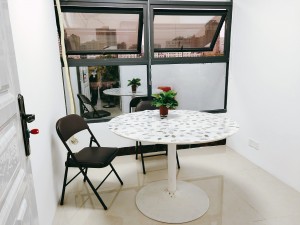 有陽(yáng)光、棕櫚，但這里不是海灘